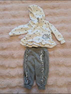 Calvin Klein Baby Girls Sweat Set In Size 6-9m